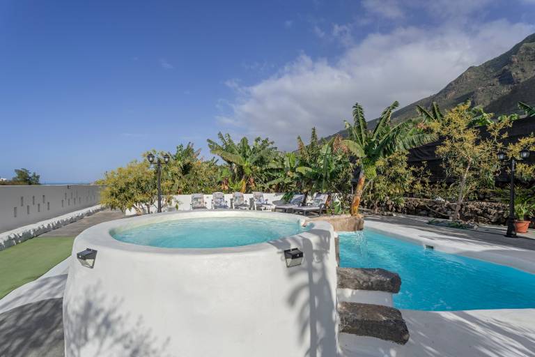 Finca with barbeque, private pool & terrace | Beach view | Close to the beach | Good for workation | Pet-friendly in Santa Cruz de Tenerife