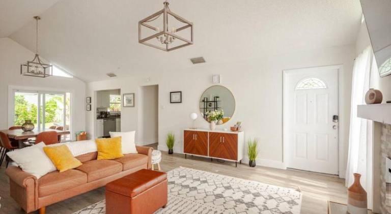 Pleasant vacation home with pool | Pets are welcome — photo 2