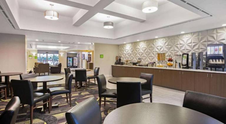 La Quinta Inn & Suites by Wyndham Visalia/Sequoia Gateway — photo 5