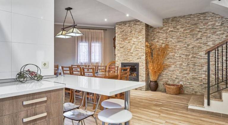 Vacation home with terrace, BBQ & yard — photo 4