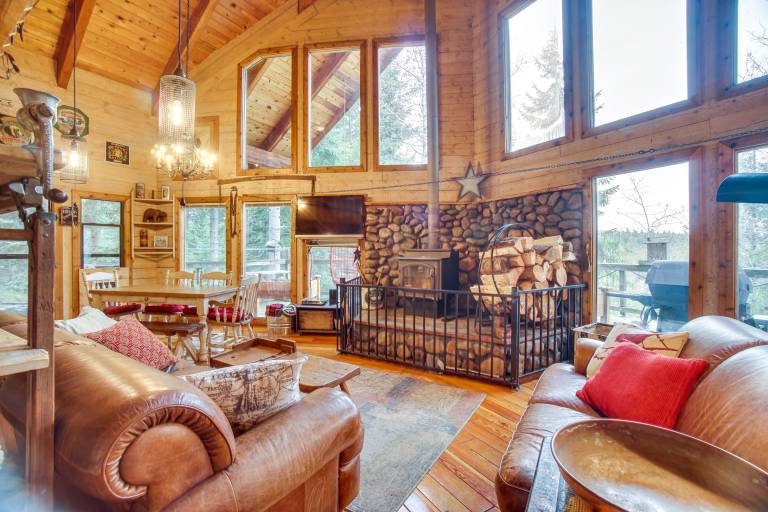 ‘Roots Rustic Retreat:’ Tree-Lined Cabin in McCall — photo 4
