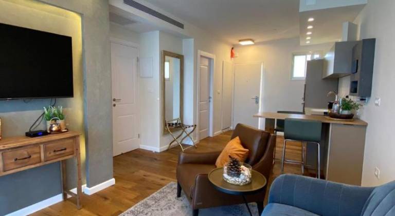 Serviced apartment with sauna, pool & terrace | Good for workation | Pets are welcome in Haifa