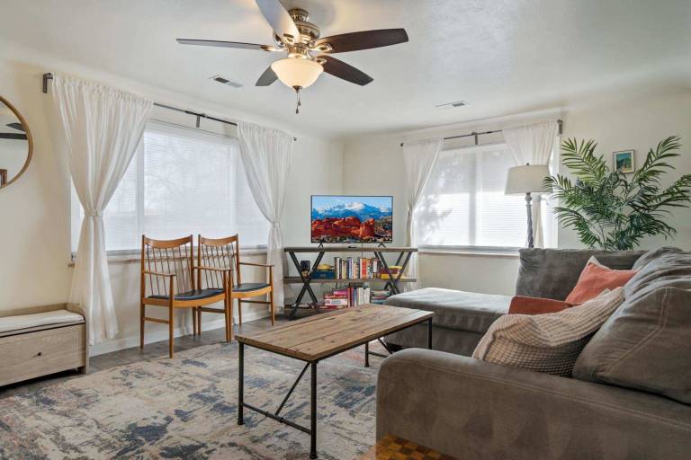 Family-friendly vacation home with yard | Dogs allowed — photo 2
