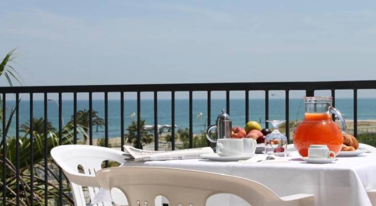 Serviced apartment with hot tub, yard & pool in Grottammare