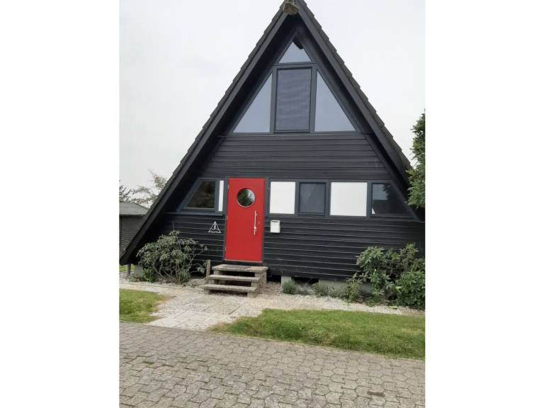 Vacation home with terrace & yard | Pet-friendly — photo 2