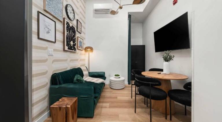 Casa Hotels McCaul Modern Baldwin Village Suite