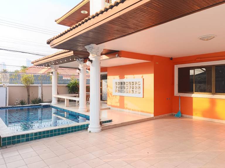 Villa with BBQ, garden & pool in Pattaya
