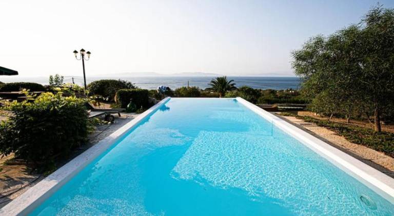 House with pool — photo 5