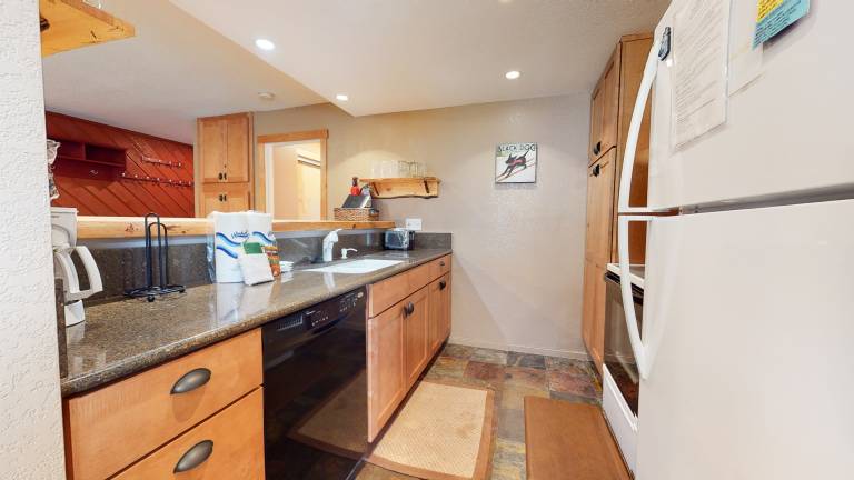 Fully equipped condo with hot tub, sauna & barbeque | Pet-friendly — photo 3