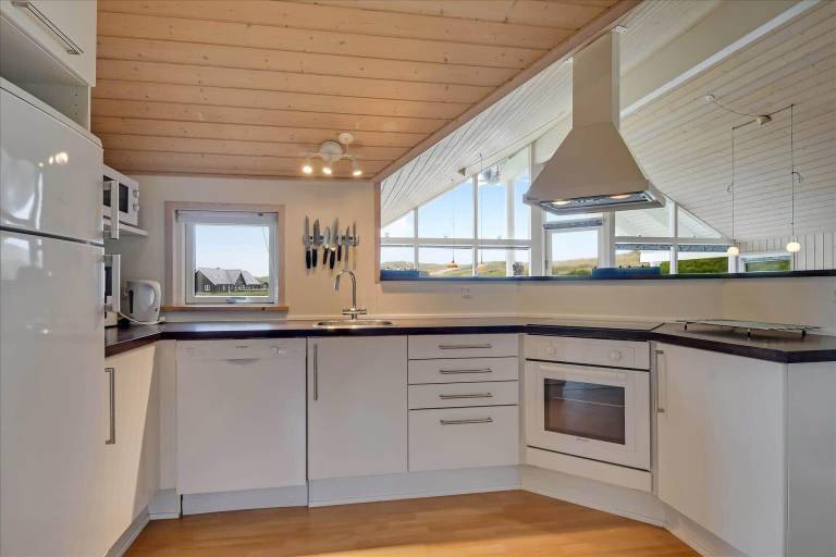 Fully equipped vacation home with hot tub, sauna & barbeque | Beach nearby | Pets allowed — photo 2