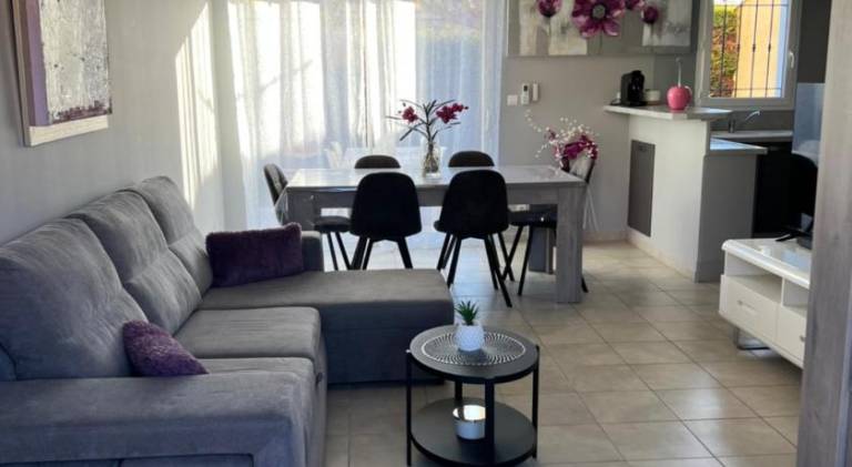 House with hot tub, terrace & yard in Gréoux-les-Bains