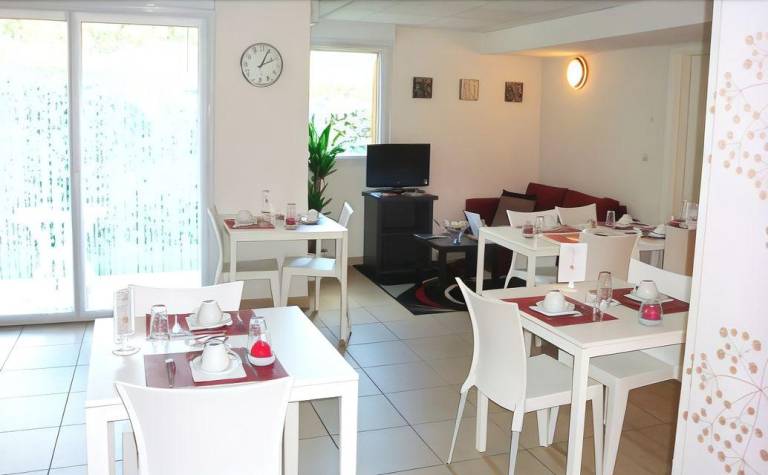 Serviced apartment with terrace & yard | Suitable for remote work | Pets allowed — photo 5