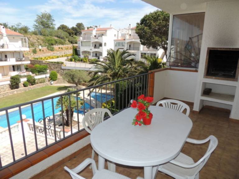 Holiday apartment with yard, pool & patio — photo 3
