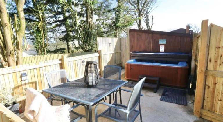 Vacation home with hot tub — photo 5