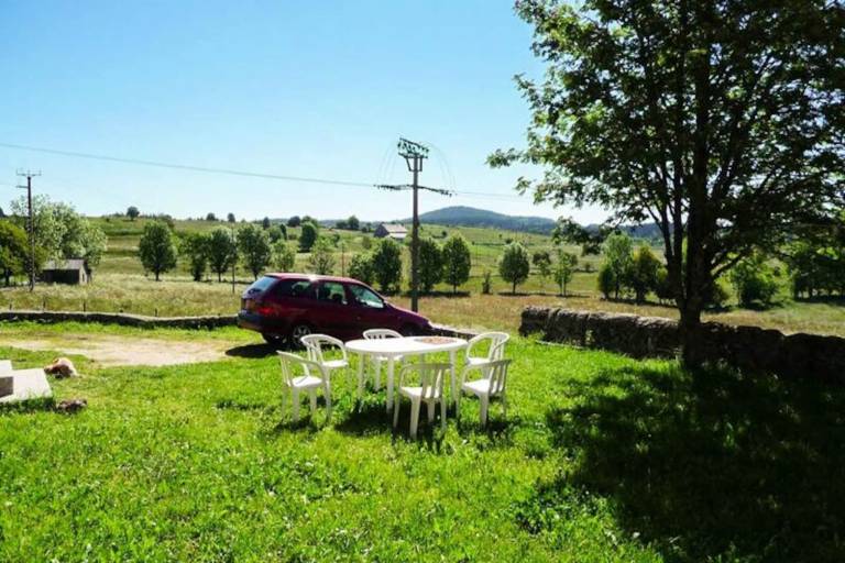 Holiday apartment with pool, garden & BBQ | Garden view — photo 3