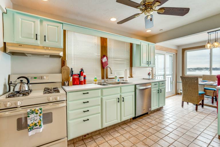 Steps to Nantasket Beach: Waterfront Gem w/ Patio! — photo 4