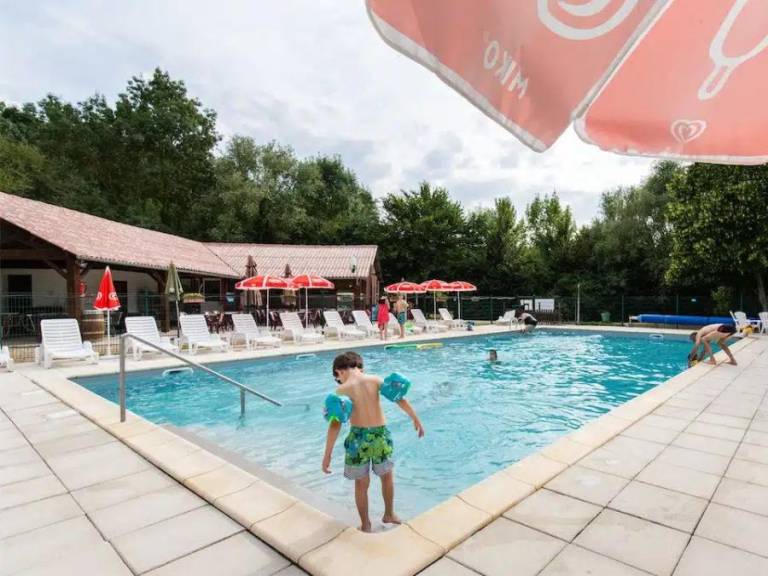 Child-friendly mobile home with heated pool, patio & BBQ | Pet-friendly — photo 4