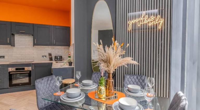 Super Central 3 Bedroom Flat Next to Brighton Beach & Shopping Center Sleep 10 Guests — photo 3
