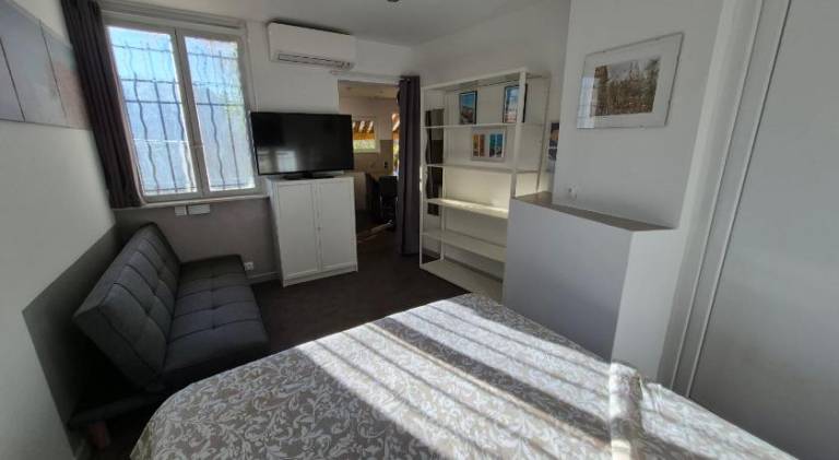 Holiday apartment with private pool, barbecue & patio — photo 2