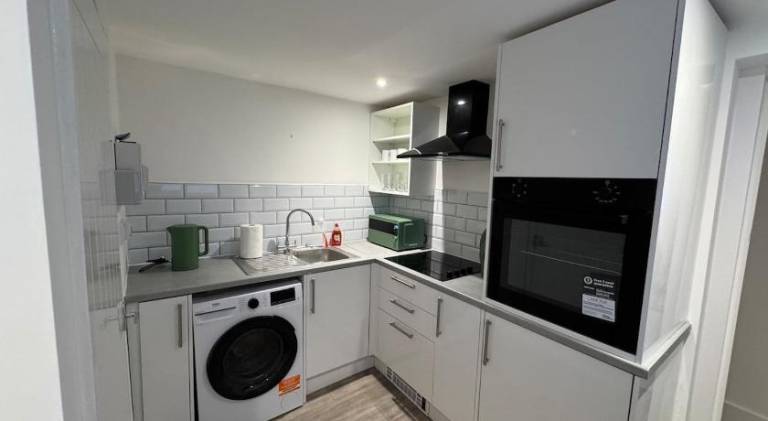 Brand-New 2026 Central Oxford Cosy One Bedroom Apt — photo 4