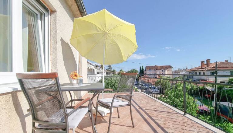 Dog-friendly and modern apartment only 600 meters to the beach with barbecue area in Novigrad