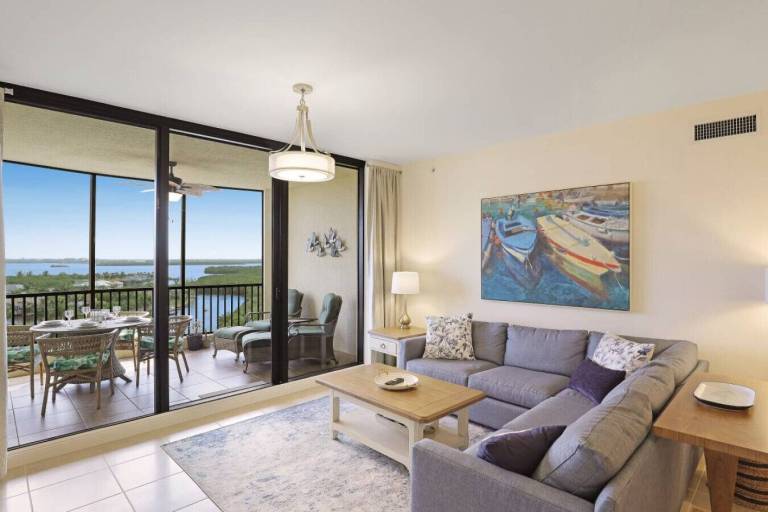 Condo Pelican