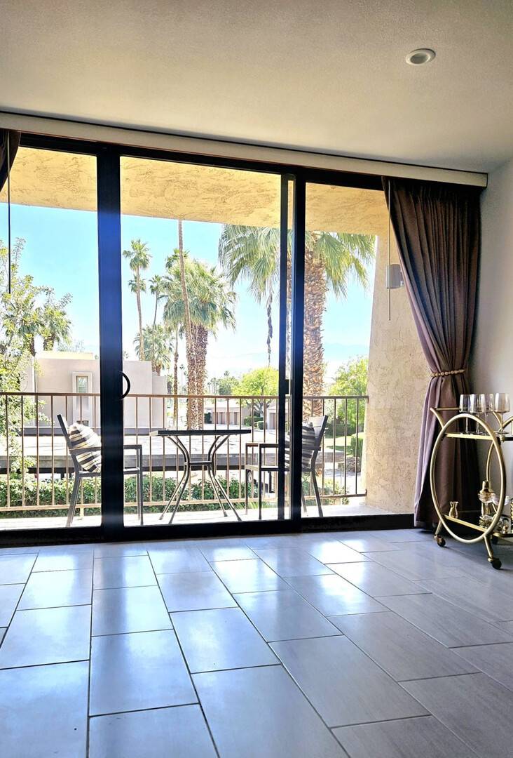 Condo with private pool — photo 4