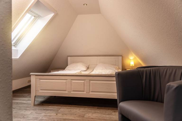 Komfortabel und hell: Die einladende Oberwohnung von ca. 60 qm liegt direkt am Deich. Die 2 Schlafzimmer erstrecken sich über 2 Etagen. Auf dem windgeschützten Balkon können Sie die Ruhe genießen. — photo 3