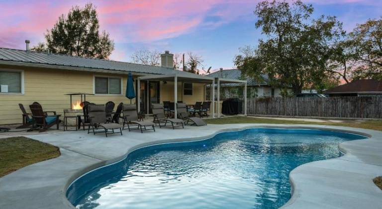 Vacation home with pool — photo 5