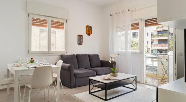 Classic Bauhaus 1Br with Balcony on Sheinkin Street by FeelHome in Tel Aviv