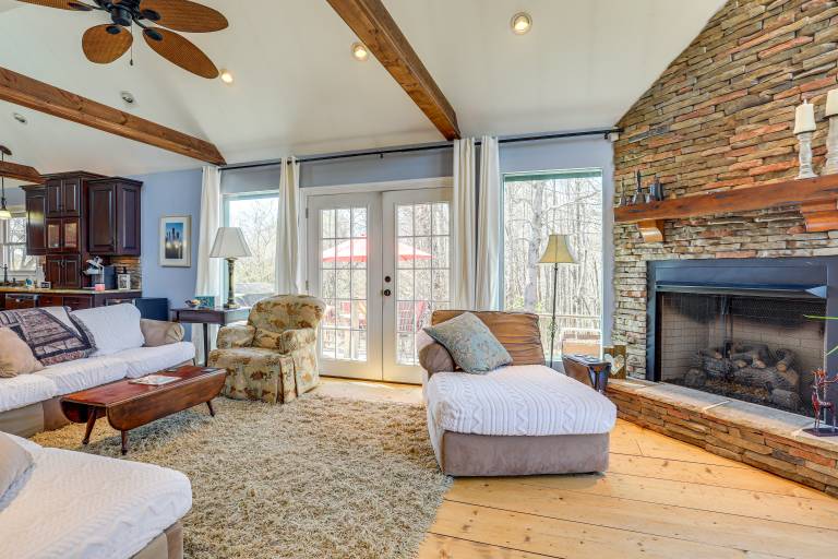 Large Deck: Luxe 6-Acre Retreat in Dahlonega! — photo 4