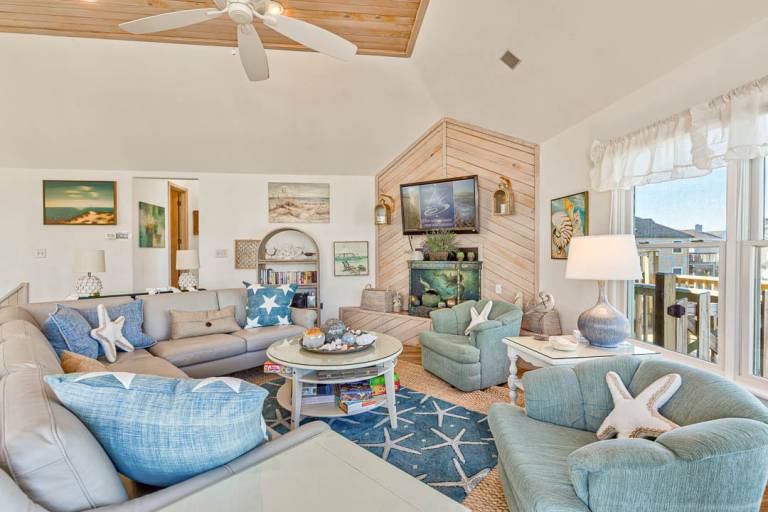 Vacation home with hot tub, barbeque & pool — photo 4