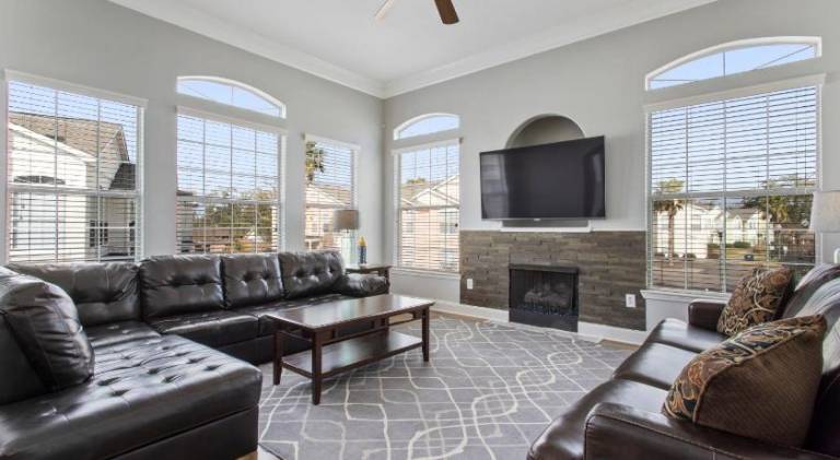 Nice serviced apartment with jacuzzi, yard & pool | Beach nearby | Pets allowed in Gulfport, MS
