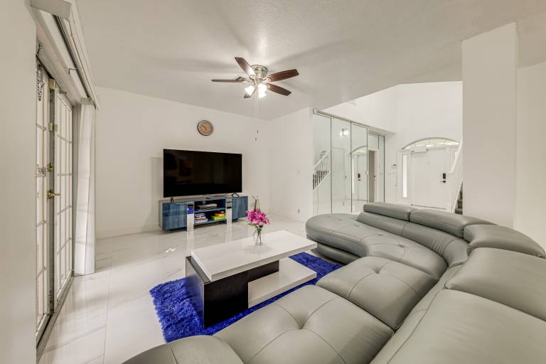 Swim, Barbecue & Game: Home 4 Mi to Pompano Beach! — photo 4