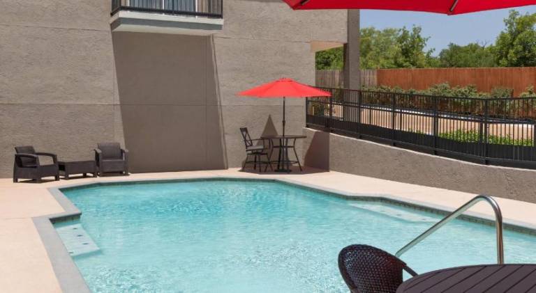 Days Inn by Wyndham Suites Fredericksburg — photo 4