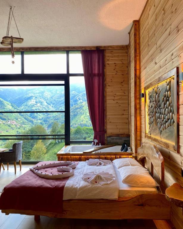 Vacation home with hot tub in Camlihemsin