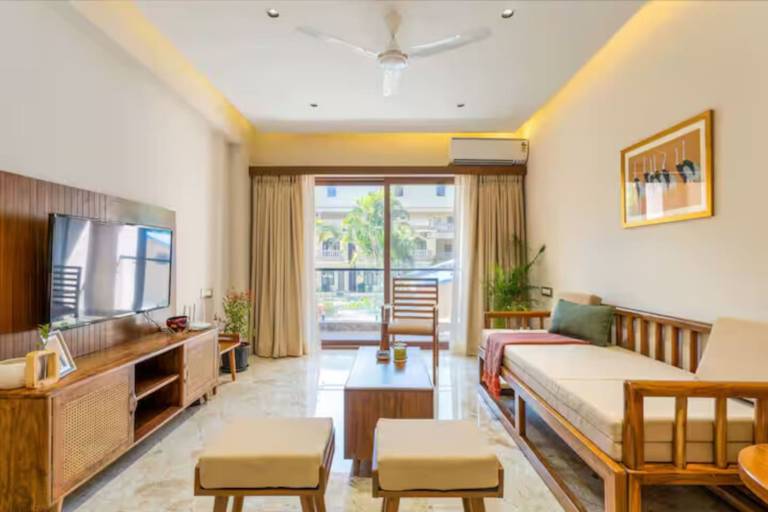 Chic 2BHK in Candolim 5 Min to Beach Pool & Gym