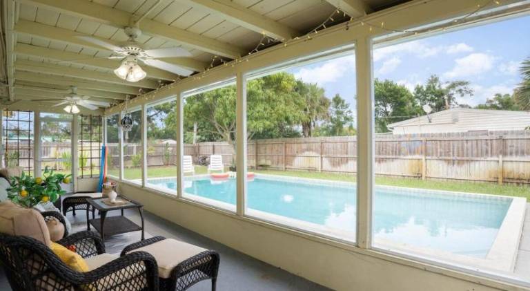 Vacation home with pool — photo 4