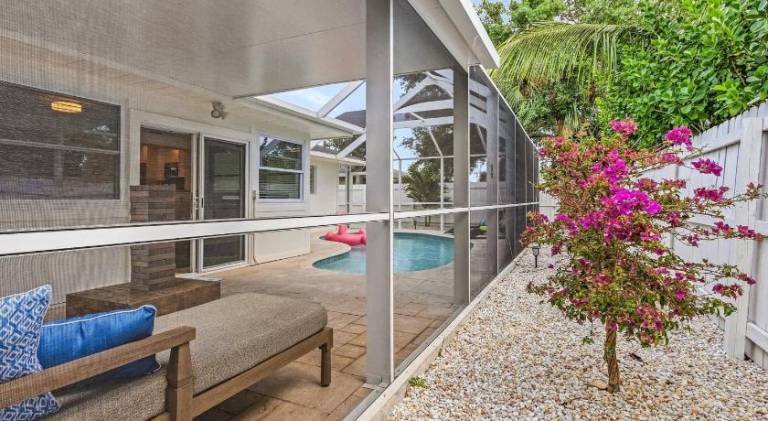Vacation home with pool — photo 4