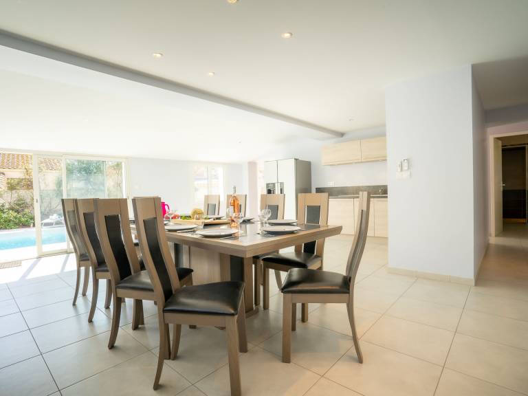 Fully equipped vacation home with private pool, patio & yard | Next to the beach | Perfect for remote work | Pets are welcome — photo 4