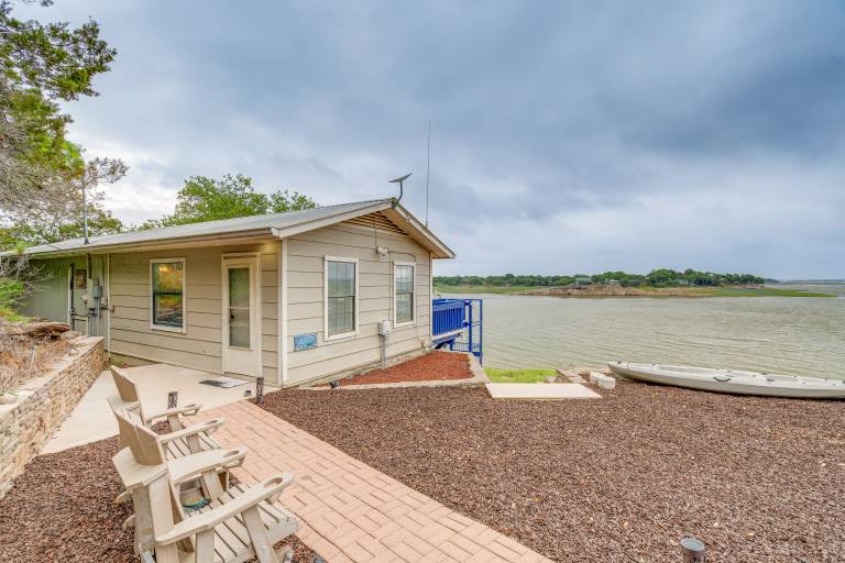 Waterfront Lake Buchanan Cottage w/ Kayaks! — photo 3