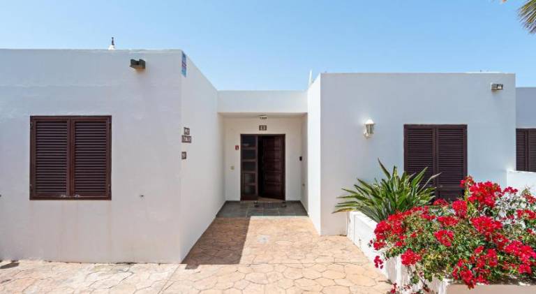 Villa with pool — photo 4
