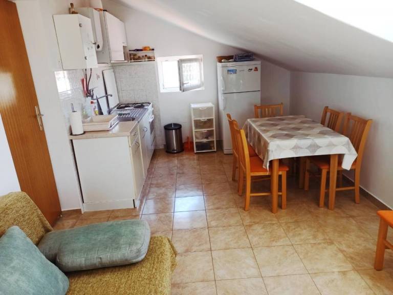 Apartment with barbeque & patio — photo 4
