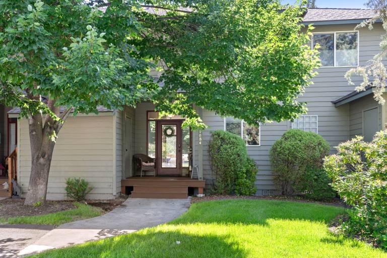 House with barbeque, pool & hot tub | Mountain view | Suitable for remote work — photo 4