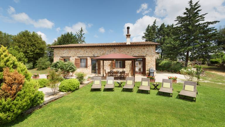 Fully equipped beautiful villa with jacuzzi, BBQ & private pool | Perfect for remote work | Dogs allowed — photo 3