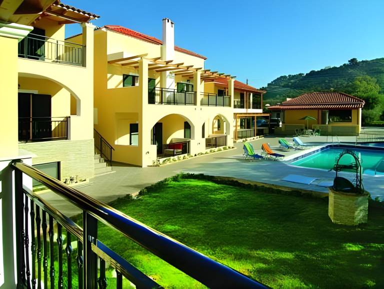 Nice serviced apartment with pool, patio & grill | Pets are welcome — photo 2