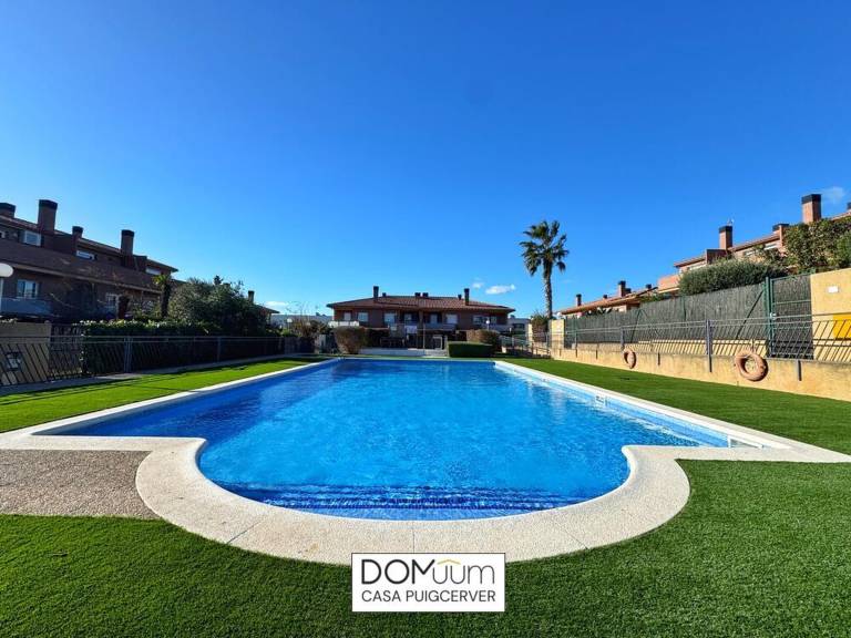 Fully equipped vacation home with yard, pool & BBQ | Dogs allowed — photo 2