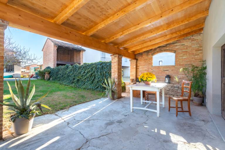 Villa with yard | Garden view — photo 5