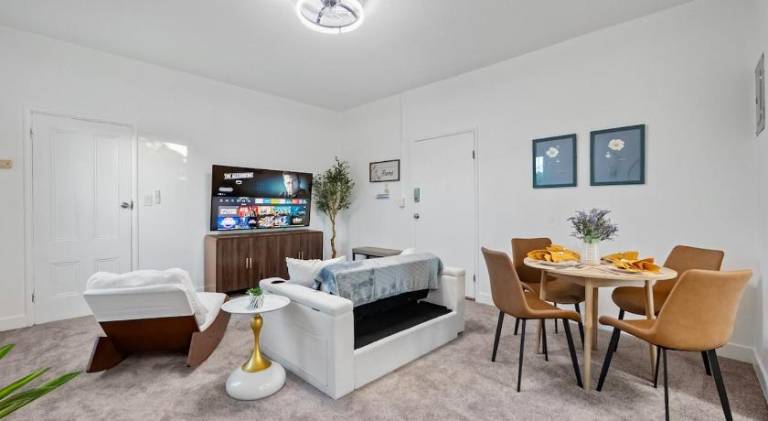 475 Unit 3 Stunning Private 1B unit Kingsize bed &sofa bed AC — photo 3