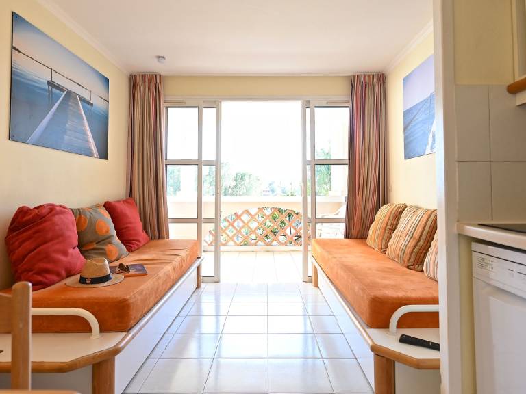 Apartment with yard, patio & pool | Sea view — photo 3